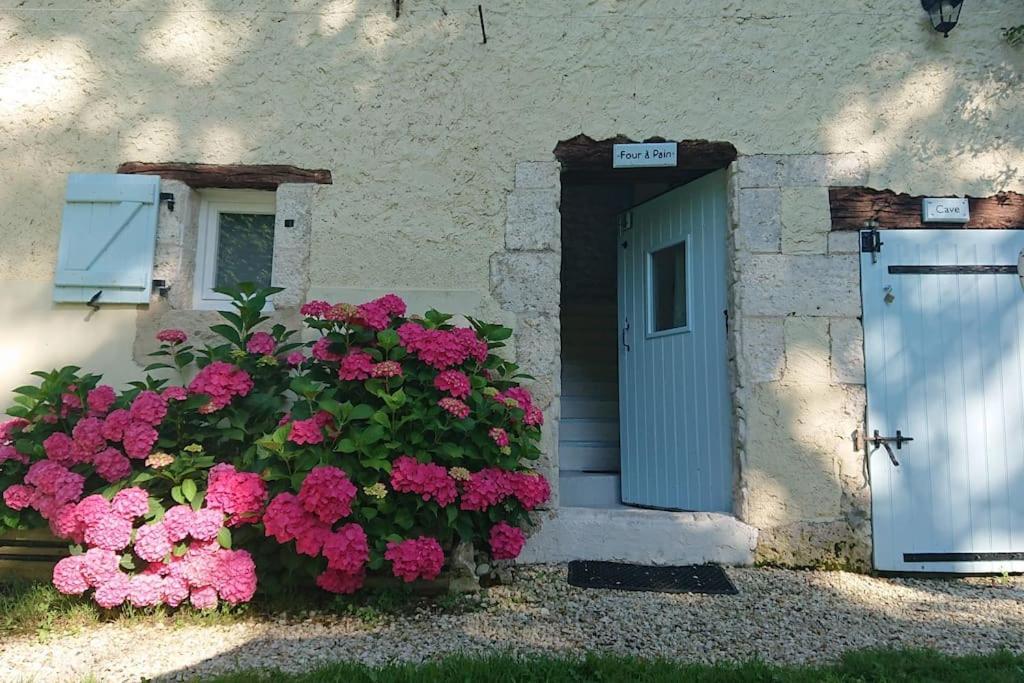 Entire Apartment With Swimming Pool Near Aubeterre Saint-Romain  Dış mekan fotoğraf