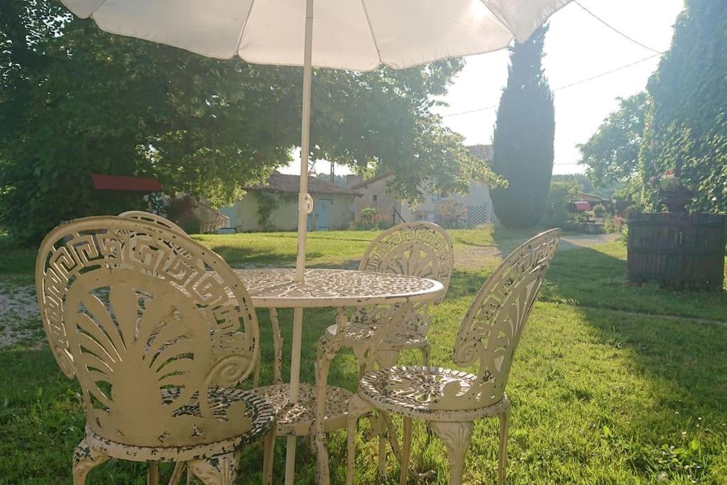 Entire Apartment With Swimming Pool Near Aubeterre Saint-Romain  Dış mekan fotoğraf