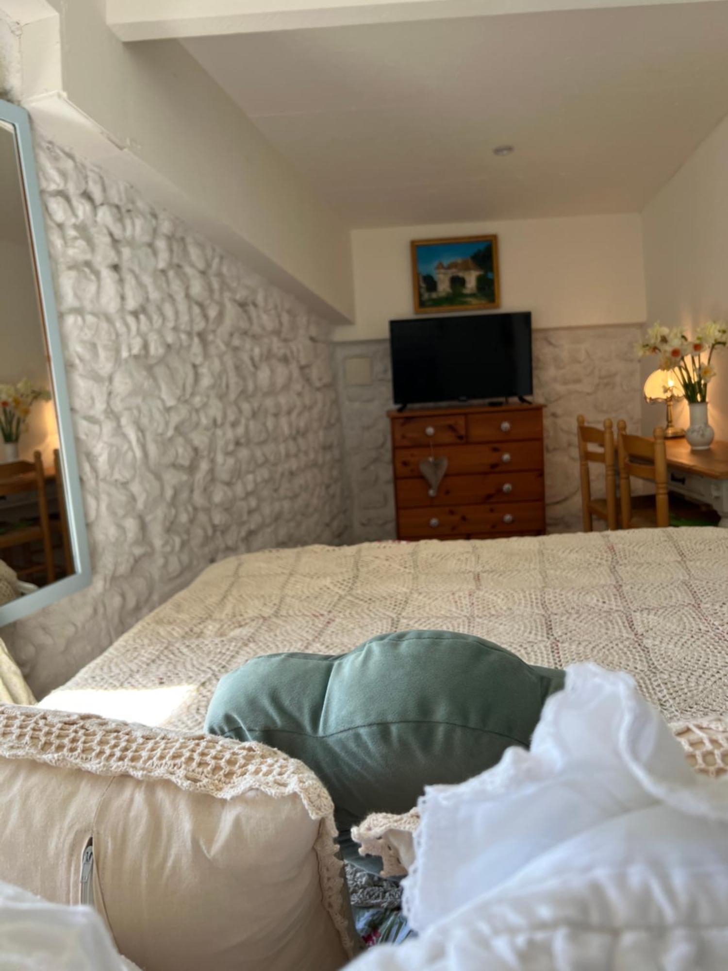 Entire Apartment With Swimming Pool Near Aubeterre Saint-Romain  Dış mekan fotoğraf