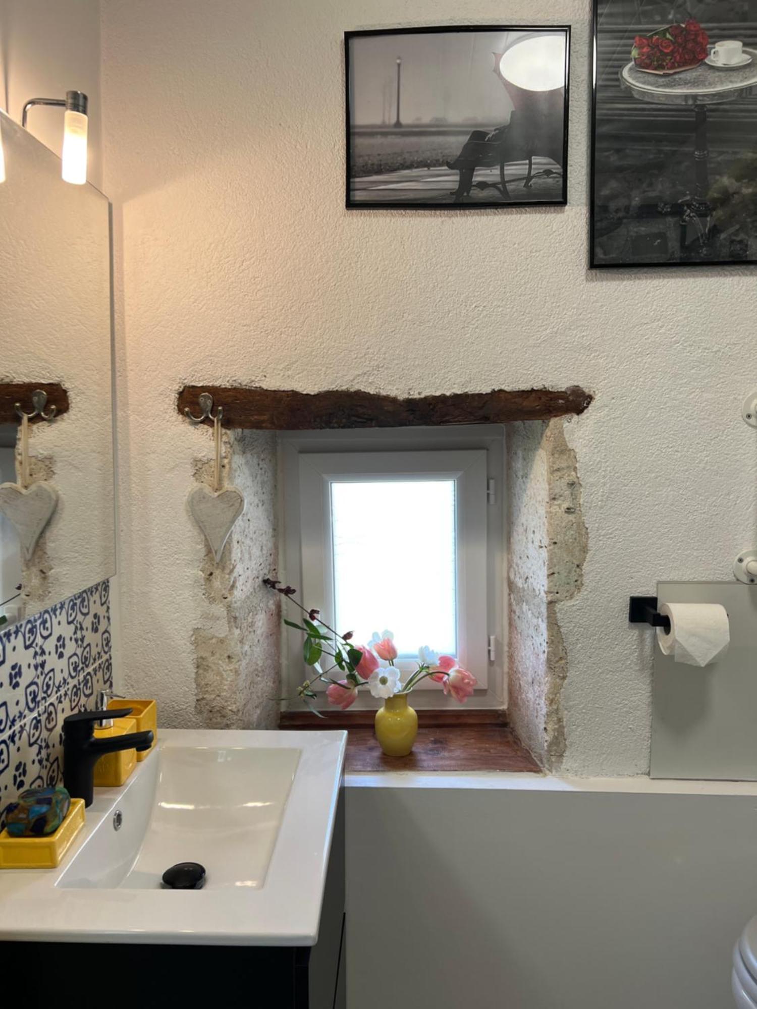 Entire Apartment With Swimming Pool Near Aubeterre Saint-Romain  Dış mekan fotoğraf