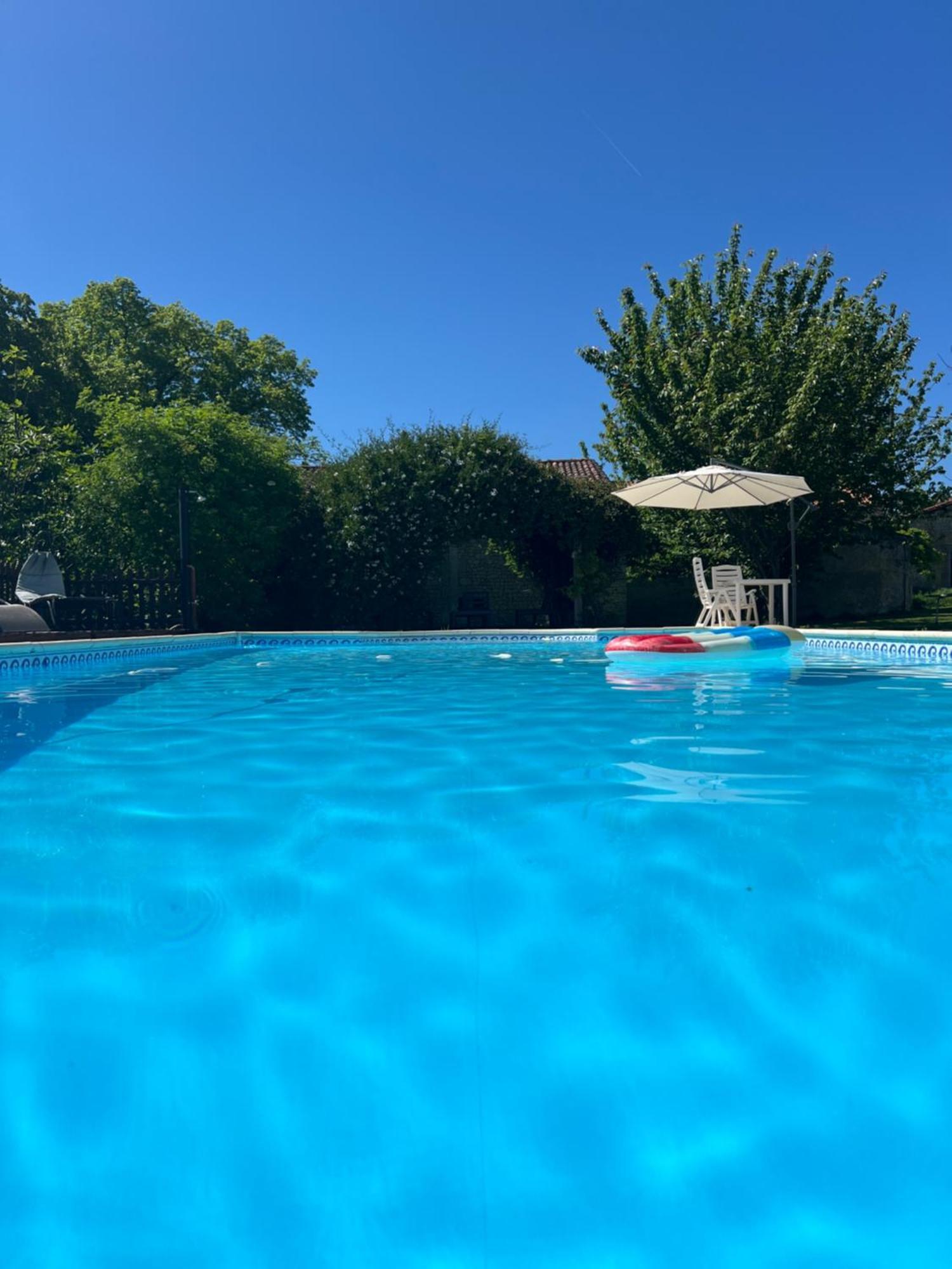 Entire Apartment With Swimming Pool Near Aubeterre Saint-Romain  Dış mekan fotoğraf